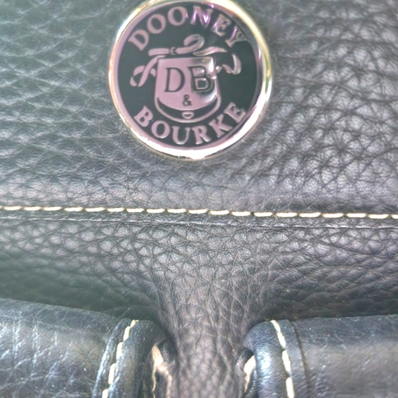 Vintage Dooney and Bourke.  Black  Very clean and well loved. - Picture 4 of 17